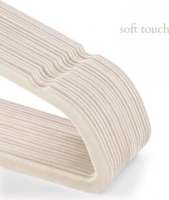 Merkloos YT Home - 50 Anti-slip Suede Kleerhangers - Dunne Kledinghangers Met Fluweel - Ivoor En Goud - Gouden Draaibare Metalen Haak -Thuisopslag 1018x1200 2