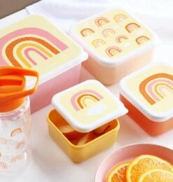 A Little Lovely Company - Brooddoos - Broodtrommel - Lunch & Snack Box Set Van 4 - Regenbogen 15 A Little Lovely Company - Brooddoos - Broodtrommel - Lunch & Snack Box Set Van 4 - Regenbogen -Thuisopslag 1142x1200 1