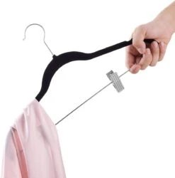 ACAZA Set Van 20 Fluwelen Kledinghangers Met Clips - Kleerhangers Met Knijpers Voor Rok, Broek - Metalen Haak - Zwart -Thuisopslag 1187x1200 6