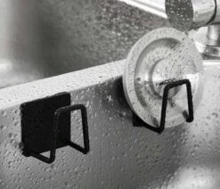 Nolad® - Sponshouder - Vaatdoekhouder - Gootsteen Organiser - Wandhaak - 2 Stuks - Zwart -Thuisopslag 1200x1031 1