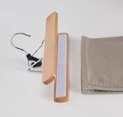 ACAZA Set Van 12 Massief Houten Broek Of Rok Hangers - Met Vilten Anti-Slip Bescherming Binnenin - Hout Kleur -Thuisopslag 1200x1146 1