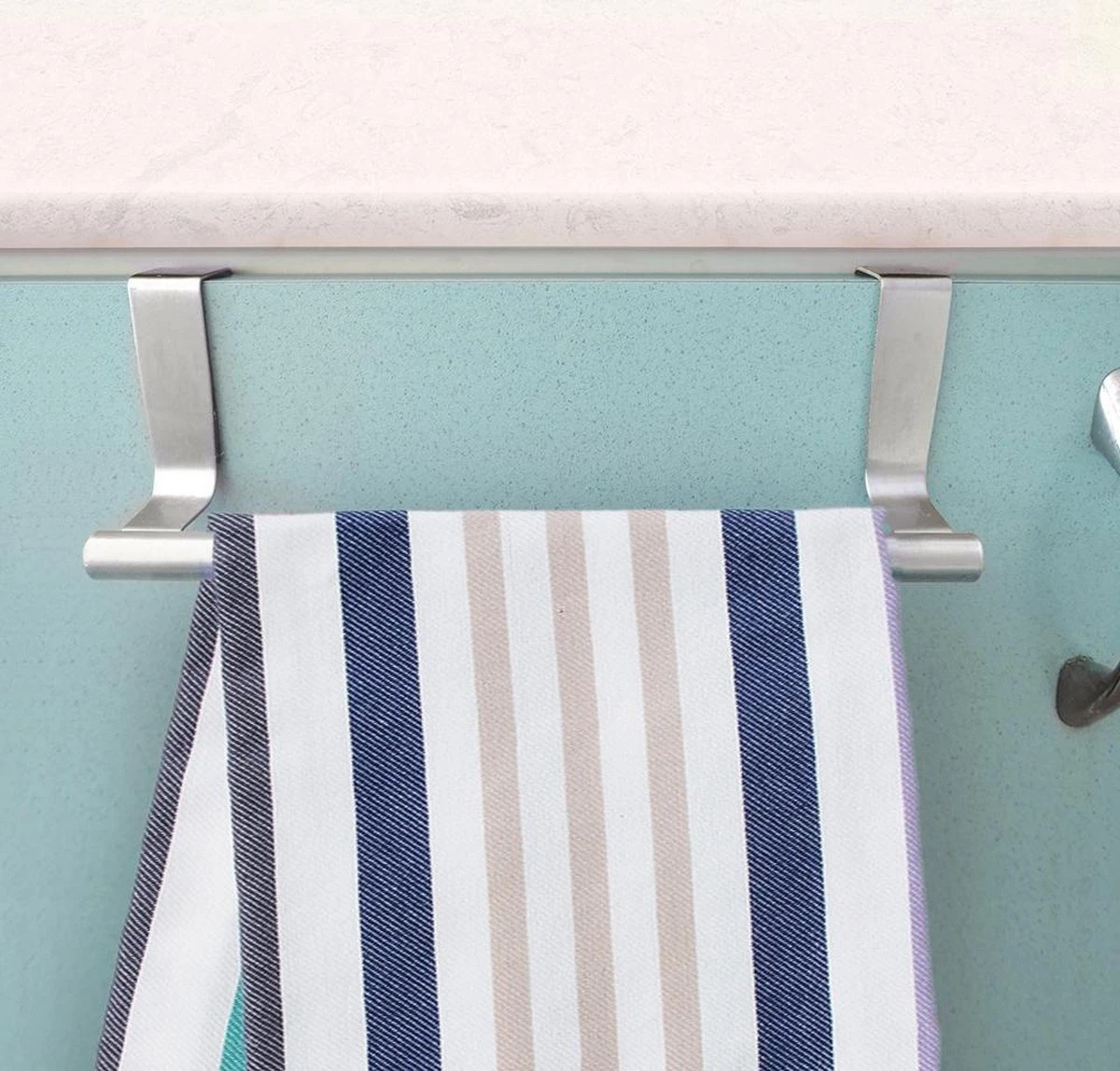 Tatkraft HORIZON - RVS Kastdeur Handdoekrek - Keukenkast Deur Handdoek/Vaatdoek Houder Rek Stang Hanger - Towel Rack Kast Deurhanger Deurhaak Keuken - 23CM - Set Van 2 Stuks 7 Tatkraft HORIZON - RVS Kastdeur Handdoekrek - Keukenkast Deur Handdoek/Vaatdoek Houder Rek Stang Hanger - Towel Rack Kast Deurhanger Deurhaak Keuken - 23CM - Set Van 2 Stuks - Afbeelding 5