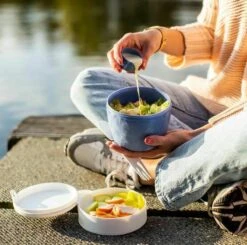 Koziol – Lunchbox / Lunchpot 1.0L – Praktische Muesli / Salade Beker To Go - 3 Compartimenten – Geschikt Voor Vriezer, Magnetron En Vaatwasser 9 Koziol – Lunchbox / Lunchpot 1.0L – Praktische Muesli / Salade Beker To Go - 3 Compartimenten – Geschikt Voor Vriezer, Magnetron En Vaatwasser -Thuisopslag 1200x1191 1