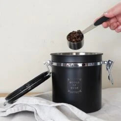 House Of Husk Koffieblik Met CO² Ventilatie - Bewaarblik - Voorraadbussen - Voorraadblik - RVS - Zwart - 1.5 Liter -Thuisopslag 1200x1200 108