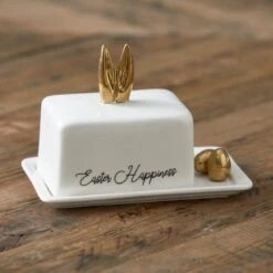 Riviera Maison Botervloot, Boterschaal Met Deksel Met Paashaas, Paasei - Easter Happiness Butter Dish - Wit/ Goud - Porselein - 1 Stuk -Thuisopslag 1200x1200 1396