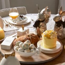 Riviera Maison Botervloot, Boterschaal Met Deksel Met Paashaas, Paasei - Easter Happiness Butter Dish - Wit/ Goud - Porselein - 1 Stuk -Thuisopslag 1200x1200 1397