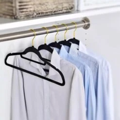 Merkloos YT Home - 50 Anti-slip Suede Kleerhangers - Dunne Kledinghangers Met Fluweel - Zwart En Goud - Gouden Draaibare Metalen Haak 11 Merkloos YT Home - 50 Anti-slip Suede Kleerhangers - Dunne Kledinghangers Met Fluweel - Zwart En Goud - Gouden Draaibare Metalen Haak -Thuisopslag 1200x1200 1730