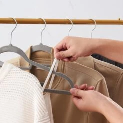 ACAZA 30 Anti-slip Kleerhangers - Ultra-dunne Kledingshangers Met Fluweel - Kapstokken Met Broeklat Of Roklat - Grijs 16 ACAZA 30 Anti-slip Kleerhangers - Ultra-dunne Kledingshangers Met Fluweel - Kapstokken Met Broeklat Of Roklat - Grijs -Thuisopslag 1200x1200 1736