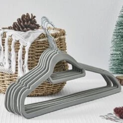 ACAZA 30 Anti-slip Kleerhangers - Ultra-dunne Kledingshangers Met Fluweel - Kapstokken Met Broeklat Of Roklat - Grijs 23 ACAZA 30 Anti-slip Kleerhangers - Ultra-dunne Kledingshangers Met Fluweel - Kapstokken Met Broeklat Of Roklat - Grijs -Thuisopslag 1200x1200 1738