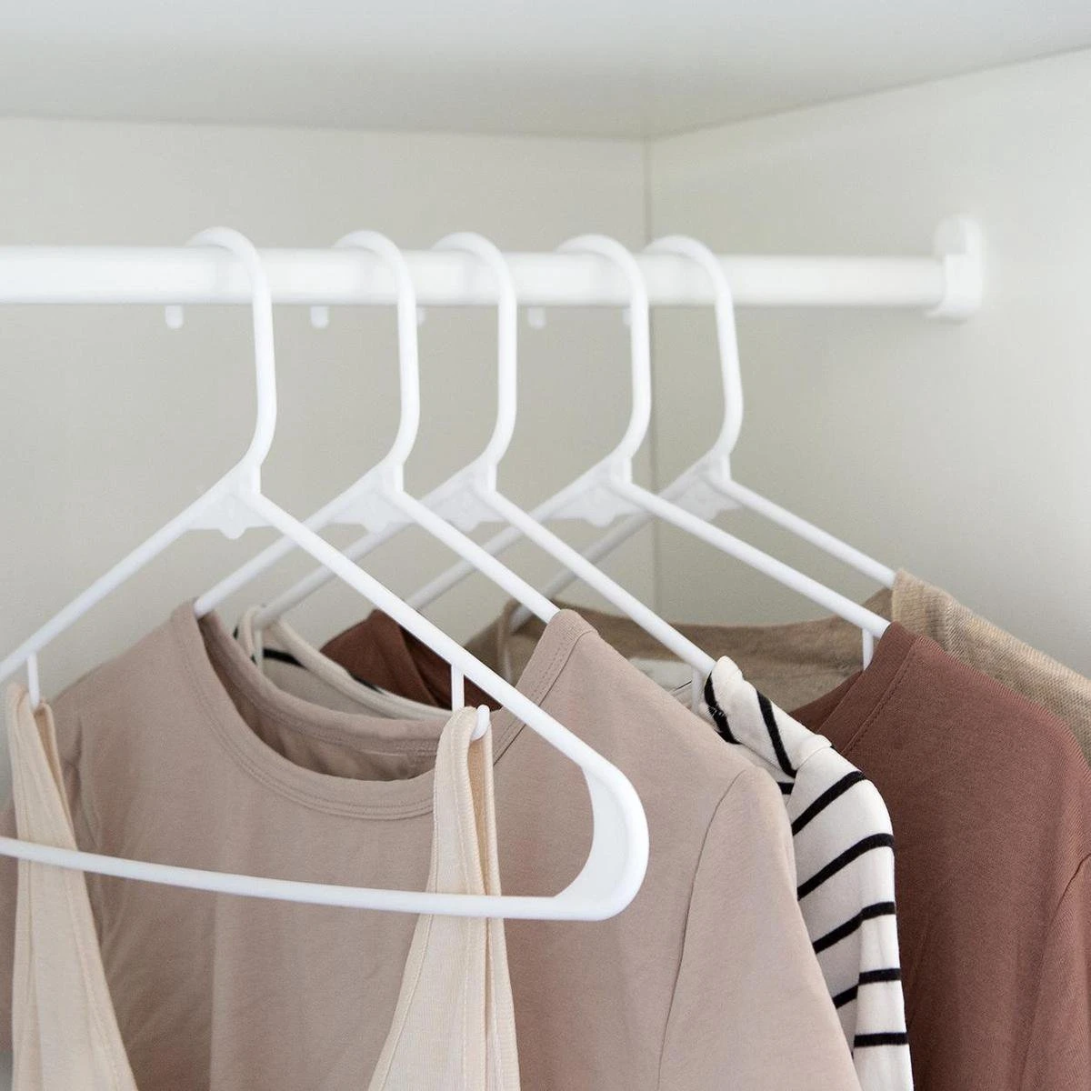 LifeGoods Kledinghangers - 30 Stuks - Broeklat - Plastic - Wit 5 LifeGoods Kledinghangers - 30 Stuks - Broeklat - Plastic - Wit - Afbeelding 3