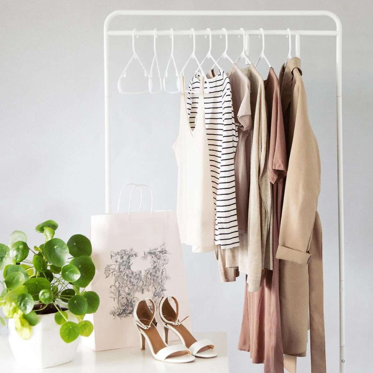 LifeGoods Kledinghangers - 30 Stuks - Broeklat - Plastic - Wit 7 LifeGoods Kledinghangers - 30 Stuks - Broeklat - Plastic - Wit - Afbeelding 5