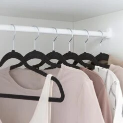LifeGoods Kledinghangers - 50 Stuks - Antislip - Buigbaar - Zwart/Velvet -Thuisopslag 1200x1200 1791