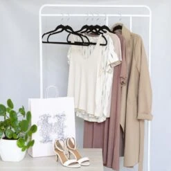 LifeGoods Kledinghangers - 50 Stuks - Antislip - Buigbaar - Zwart/Velvet -Thuisopslag 1200x1200 1792