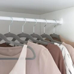 LifeGoods Kledinghangers - 50 Stuks - Antislip - Buigbaar - Grijs/Velvet -Thuisopslag 1200x1200 1806