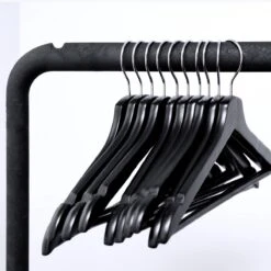 LifeGoods Kledinghangers - Met Broeklat - Hardhout - Zwart - 20 Stuks 14 LifeGoods Kledinghangers - Met Broeklat - Hardhout - Zwart - 20 Stuks -Thuisopslag 1200x1200 1821