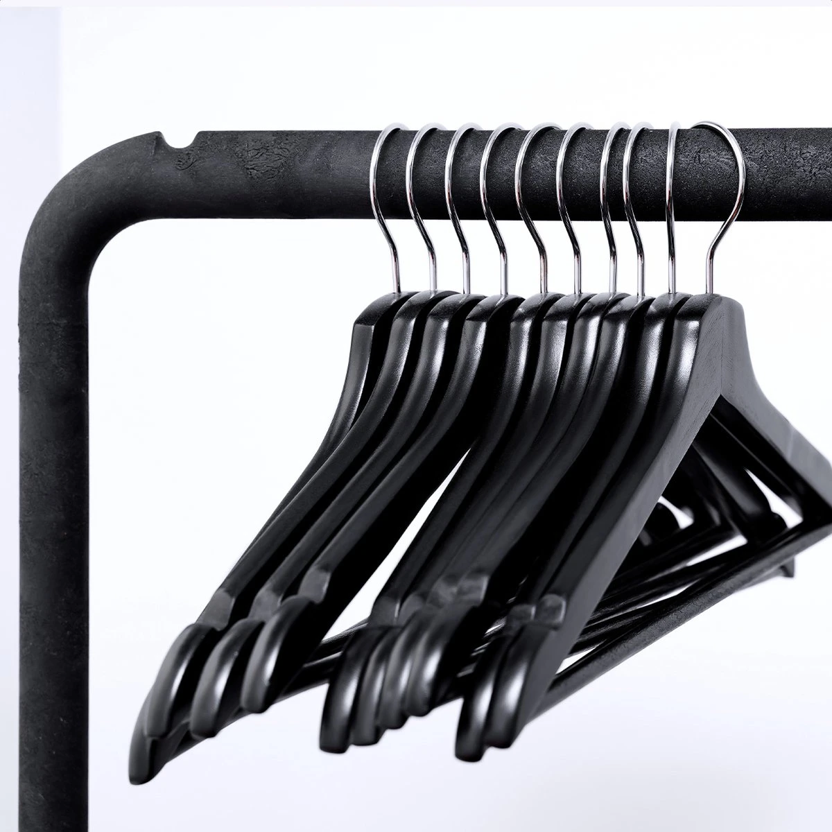 LifeGoods Kledinghangers - Met Broeklat - Hardhout - Zwart - 20 Stuks 5 LifeGoods Kledinghangers - Met Broeklat - Hardhout - Zwart - 20 Stuks - Afbeelding 3