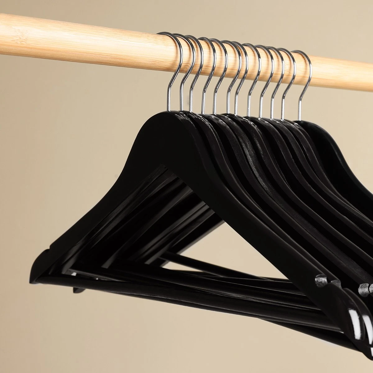 LifeGoods Kledinghangers - Met Broeklat - Hardhout - Zwart - 20 Stuks 8 LifeGoods Kledinghangers - Met Broeklat - Hardhout - Zwart - 20 Stuks - Afbeelding 6