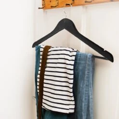 LifeGoods Kledinghangers - Met Broeklat - Hardhout - Zwart - 20 Stuks 19 LifeGoods Kledinghangers - Met Broeklat - Hardhout - Zwart - 20 Stuks -Thuisopslag 1200x1200 1826