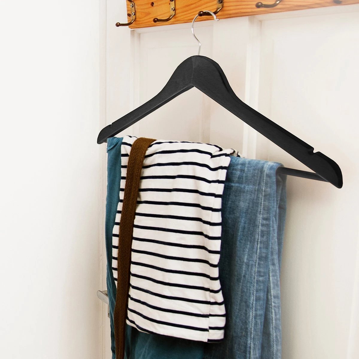 LifeGoods Kledinghangers - Met Broeklat - Hardhout - Zwart - 20 Stuks 10 LifeGoods Kledinghangers - Met Broeklat - Hardhout - Zwart - 20 Stuks - Afbeelding 8