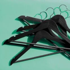 LifeGoods Kledinghangers - Met Broeklat - Hardhout - Zwart - 20 Stuks 21 LifeGoods Kledinghangers - Met Broeklat - Hardhout - Zwart - 20 Stuks -Thuisopslag 1200x1200 1828