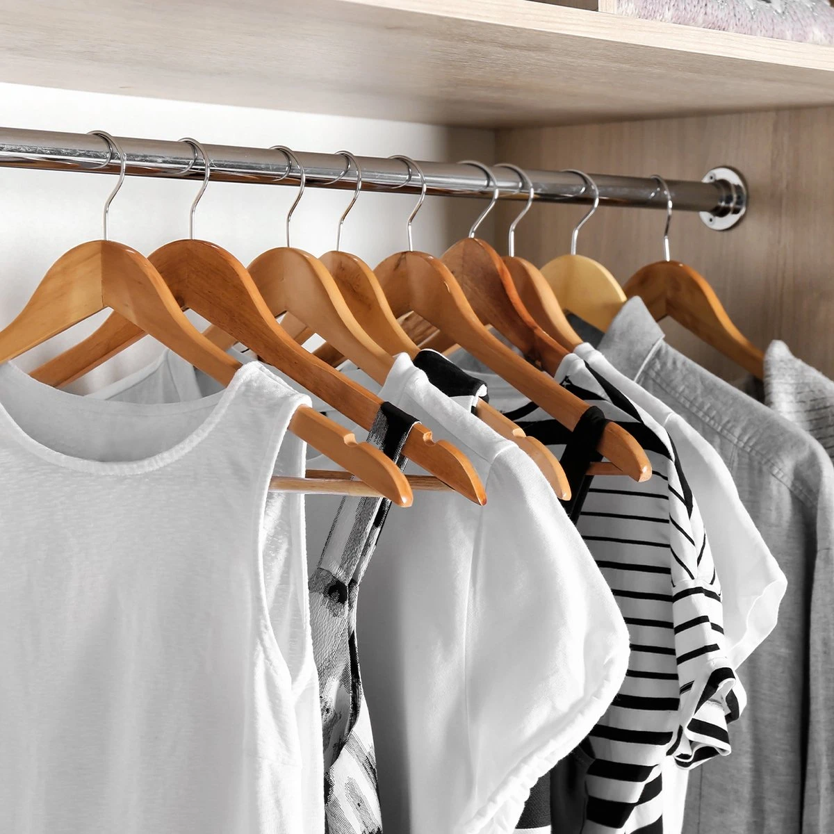 LifeGoods Kledinghangers - Met Broeklat - Hardhout - Natural - 30 Stuks 6 LifeGoods Kledinghangers - Met Broeklat - Hardhout - Natural - 30 Stuks - Afbeelding 4