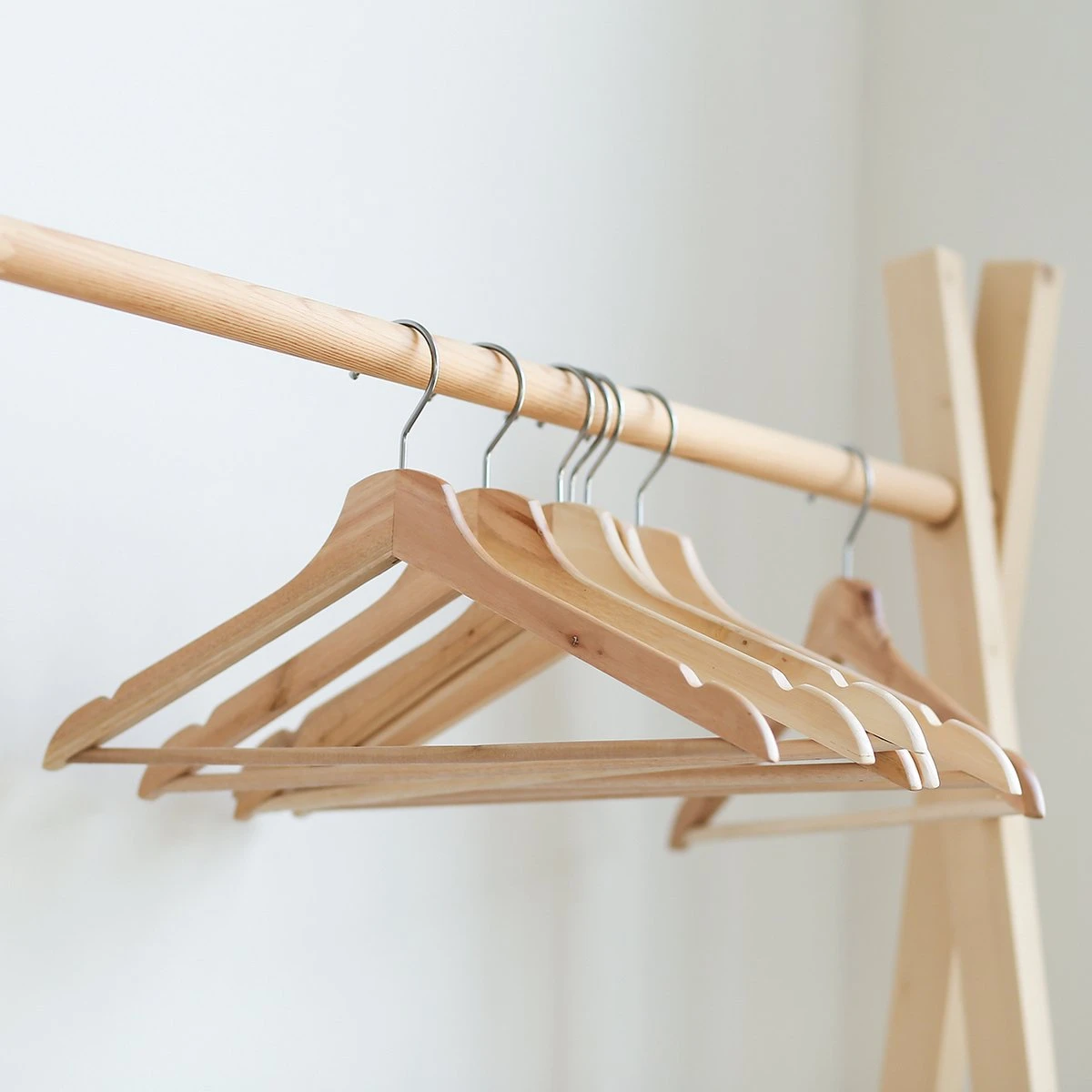 LifeGoods Kledinghangers - Met Broeklat - Hardhout - Natural - 30 Stuks 9 LifeGoods Kledinghangers - Met Broeklat - Hardhout - Natural - 30 Stuks - Afbeelding 7