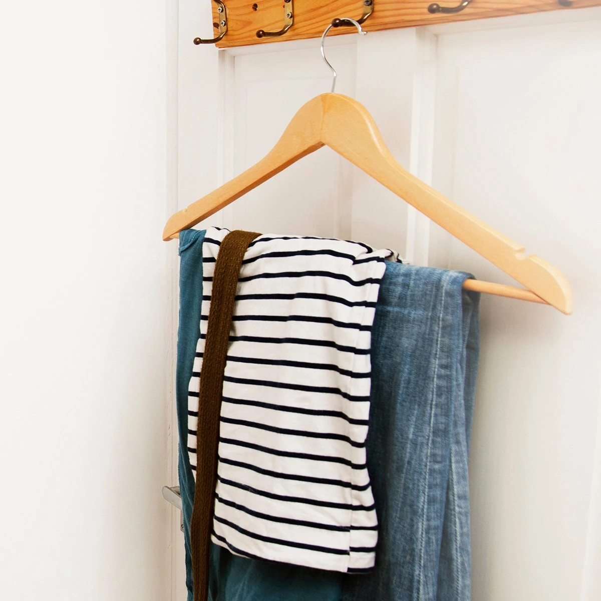 LifeGoods Kledinghangers - Met Broeklat - Hardhout - Natural - 30 Stuks 11 LifeGoods Kledinghangers - Met Broeklat - Hardhout - Natural - 30 Stuks - Afbeelding 9