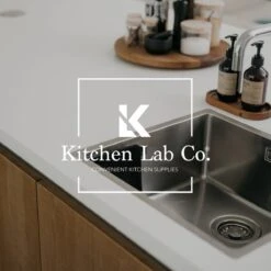 Kitchen Lab Co. Vaatdoek Caddy™ Met Plakstrip - Zwart RVS - Vaatdoekhouder - Gootsteen Organizer - Aanrecht Organiser -Thuisopslag 1200x1200 1920