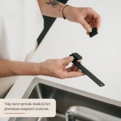 Kitchen Lab Co. Vaatdoek Caddy™ Magnetisch - Zwart RVS - Vaatdoekhouder Magnetisch - Gootsteen Organizer - Aanrecht Organiser -Thuisopslag 1200x1200 1938