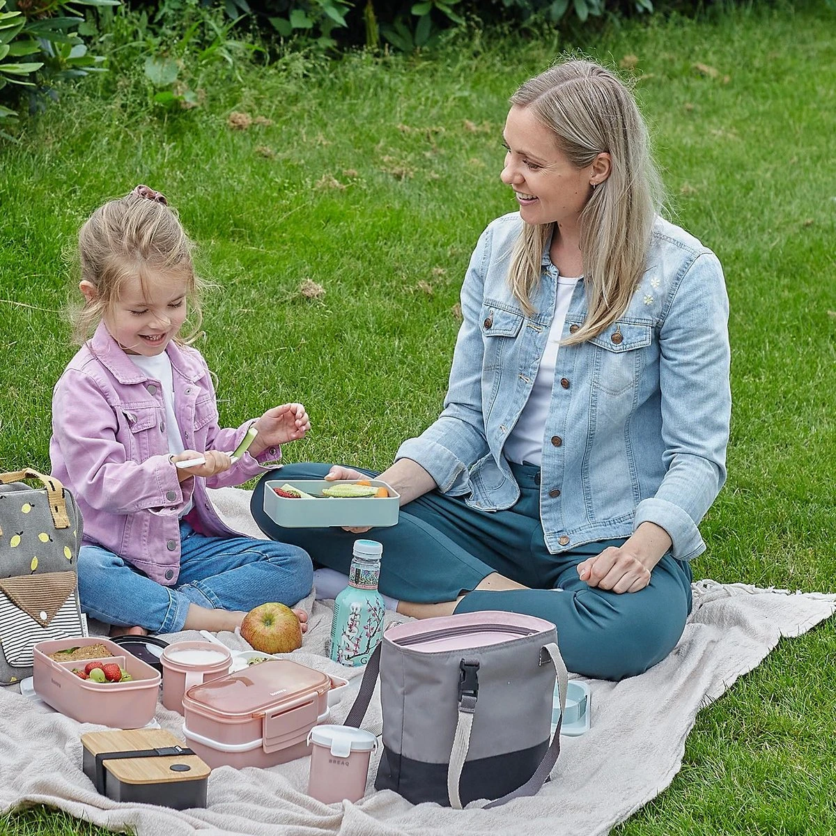Homra Lunchbox STAQS Pink - Bento Box - 2 Laags Broodtrommel - 3 Compartimenten - Roze - Lunch To Go - Duurzaam Kunststof - BPA Vrij - 3 Vaks Lunchtrommel Voor Volwassenen - Inclusief Bestek - Magnetron, Diepvries, Vaatwasser Bestendig - Vers Houden 11 Homra Lunchbox STAQS Pink - Bento Box - 2 Laags Broodtrommel - 3 Compartimenten - Roze - Lunch To Go - Duurzaam Kunststof - BPA Vrij - 3 Vaks Lunchtrommel Voor Volwassenen - Inclusief Bestek - Magnetron, Diepvries, Vaatwasser Bestendig - Vers Houden - Afbeelding 9