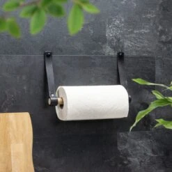 Buffel&Co Keukerol Houder - Rollenhouder Van Beukenhout - Keukenrolhouder Hangend Aan Muur - Keukenpapier Houder - 100% Buffelleer - Incl. Sierkapjes - Zwart -Thuisopslag 1200x1200 2082
