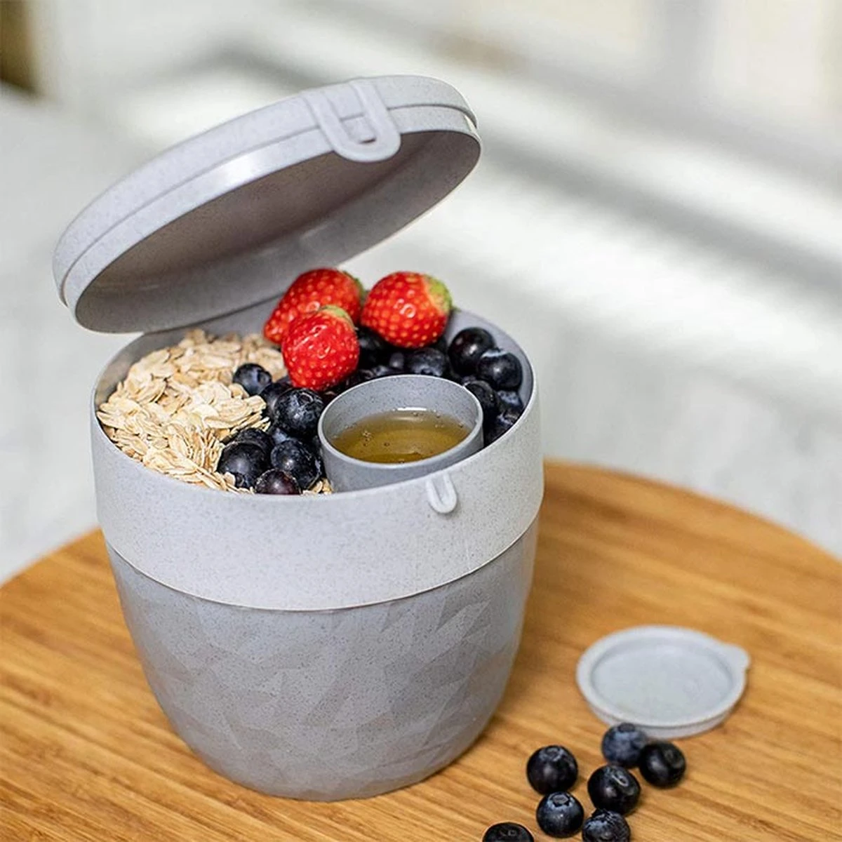 Koziol – Lunchbox / Lunchpot 1.0L – Praktische Muesli / Salade Beker To Go - 3 Compartimenten – Geschikt Voor Vriezer, Magnetron En Vaatwasser 3 Koziol – Lunchbox / Lunchpot 1.0L – Praktische Muesli / Salade Beker To Go - 3 Compartimenten – Geschikt Voor Vriezer, Magnetron En Vaatwasser
