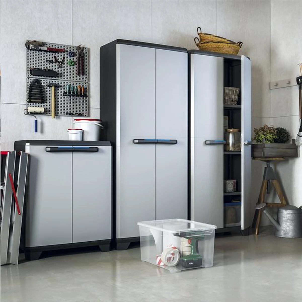 Keter Linear Utility Opbergkast - 68x173x39 Cm - Grijs/Zwart 4 Keter Linear Utility Opbergkast - 68x173x39 Cm - Grijs/Zwart - Afbeelding 2