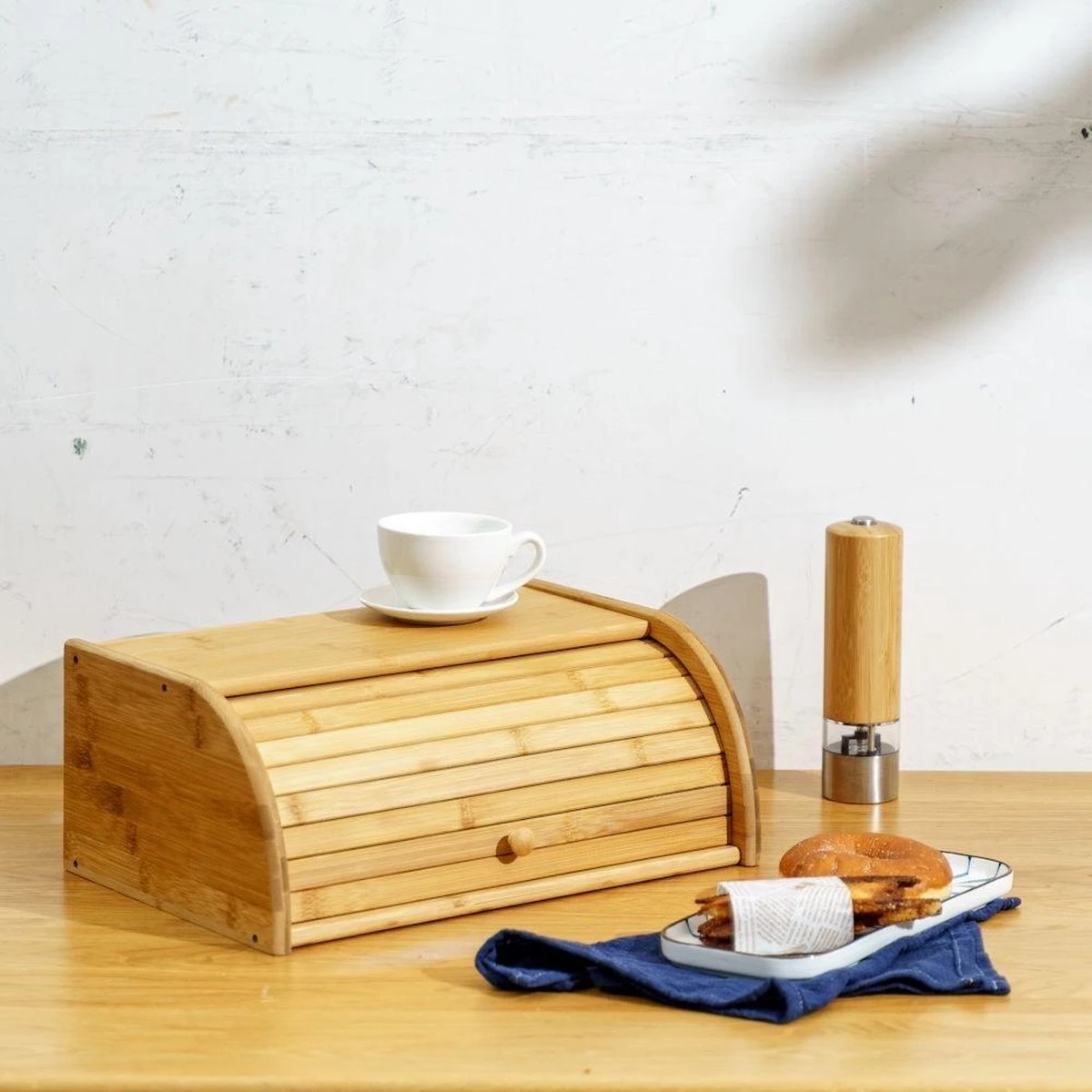 Merkloos Decopatent® Broodtrommel Met Rolluik - Bamboe Houten Brooddoos Met Schuifdeksel - Broodtrommel - Brood Bewaren En Vers Houden 8 Merkloos Decopatent® Broodtrommel Met Rolluik - Bamboe Houten Brooddoos Met Schuifdeksel - Broodtrommel - Brood Bewaren En Vers Houden - Afbeelding 6