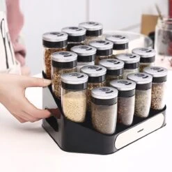 Merkloos Decopatent® Kruidenrek Incl. 16 Glazen Kruiden Potjes - Rvs Strooideksel - Staand Kruiden & Specerijen Rek - Kruidenpotjes Glas -Thuisopslag 1200x1200 450