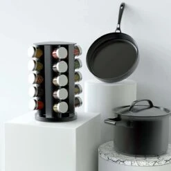 Merkloos Draaibaar Kruidenrek Met 20 Kruidenpotjes - Kruidenrek Staand - Aanrecht Organiser - Glazen Potjes Met Deksel - Inclusief 32 Etiketten En 1 Uitwisbare Stift - Ronde Afwerking - Zwart -Thuisopslag 1200x1200 53