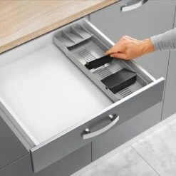 Tomado Metaltex - Verstelbare Bestekbak UniFit - Grijs - 90 Stukken Servies - Sorteervakken Verstelbaar & Uitschuifbaar Van 40 Tot 49 Cm -Thuisopslag 1200x1200 994