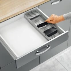 Tomado Metaltex - Verstelbare Bestekbak UniFit - Grijs - 90 Stukken Servies - Sorteervakken Verstelbaar & Uitschuifbaar Van 40 Tot 49 Cm -Thuisopslag 1200x1200 999