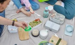 Homra Lunchbox STAQS Grey - Bento Box - 2 Laags Broodtrommel - 3 Compartimenten - Grijs - Lunch To Go - Duurzaam Kunststof - BPA Vrij - 3 Vaks Lunchtrommel Voor Volwassenen - Inclusief Bestek - Magnetron, Diepvries, Vaatwasser Bestendig - Vers Houden -Thuisopslag 1200x720 1