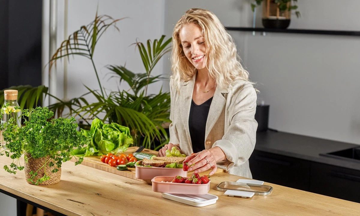 Homra Lunchbox STAQS Pink - Bento Box - 2 Laags Broodtrommel - 3 Compartimenten - Roze - Lunch To Go - Duurzaam Kunststof - BPA Vrij - 3 Vaks Lunchtrommel Voor Volwassenen - Inclusief Bestek - Magnetron, Diepvries, Vaatwasser Bestendig - Vers Houden 8 Homra Lunchbox STAQS Pink - Bento Box - 2 Laags Broodtrommel - 3 Compartimenten - Roze - Lunch To Go - Duurzaam Kunststof - BPA Vrij - 3 Vaks Lunchtrommel Voor Volwassenen - Inclusief Bestek - Magnetron, Diepvries, Vaatwasser Bestendig - Vers Houden - Afbeelding 6