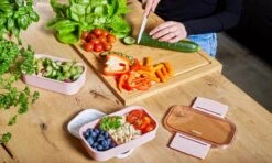 Homra Lunchbox STAQS Pink - Bento Box - 2 Laags Broodtrommel - 3 Compartimenten - Roze - Lunch To Go - Duurzaam Kunststof - BPA Vrij - 3 Vaks Lunchtrommel Voor Volwassenen - Inclusief Bestek - Magnetron, Diepvries, Vaatwasser Bestendig - Vers Houden 26 Homra Lunchbox STAQS Pink - Bento Box - 2 Laags Broodtrommel - 3 Compartimenten - Roze - Lunch To Go - Duurzaam Kunststof - BPA Vrij - 3 Vaks Lunchtrommel Voor Volwassenen - Inclusief Bestek - Magnetron, Diepvries, Vaatwasser Bestendig - Vers Houden -Thuisopslag 1200x720 17