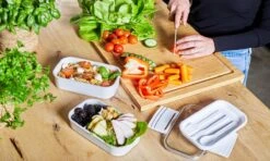 Homra Lunchbox STAQS Grey - Bento Box - 2 Laags Broodtrommel - 3 Compartimenten - Grijs - Lunch To Go - Duurzaam Kunststof - BPA Vrij - 3 Vaks Lunchtrommel Voor Volwassenen - Inclusief Bestek - Magnetron, Diepvries, Vaatwasser Bestendig - Vers Houden -Thuisopslag 1200x720 3