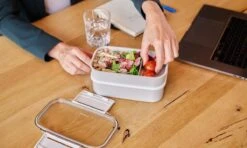 Homra Lunchbox STAQS Grey - Bento Box - 2 Laags Broodtrommel - 3 Compartimenten - Grijs - Lunch To Go - Duurzaam Kunststof - BPA Vrij - 3 Vaks Lunchtrommel Voor Volwassenen - Inclusief Bestek - Magnetron, Diepvries, Vaatwasser Bestendig - Vers Houden -Thuisopslag 1200x720 5