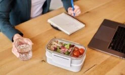 Homra Lunchbox STAQS Grey - Bento Box - 2 Laags Broodtrommel - 3 Compartimenten - Grijs - Lunch To Go - Duurzaam Kunststof - BPA Vrij - 3 Vaks Lunchtrommel Voor Volwassenen - Inclusief Bestek - Magnetron, Diepvries, Vaatwasser Bestendig - Vers Houden -Thuisopslag 1200x720 6
