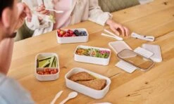 Homra Lunchbox STAQS Grey - Bento Box - 2 Laags Broodtrommel - 3 Compartimenten - Grijs - Lunch To Go - Duurzaam Kunststof - BPA Vrij - 3 Vaks Lunchtrommel Voor Volwassenen - Inclusief Bestek - Magnetron, Diepvries, Vaatwasser Bestendig - Vers Houden -Thuisopslag 1200x720 8