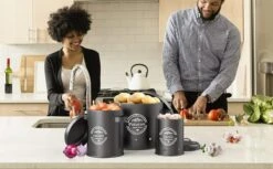 Professionele Bewaardozen - Set Van 3 - Voor Aardappels, Uien En Knoflook - Retro Design - Voorraadcontainer Van Metaal - Keukenopslag - Groentes Bewaren Voor Lange Tijd - Perfect Cadeau Voor In De Keuken -Thuisopslag 1200x742 1