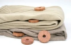 Tiny Panda – 24x Cederhout Tegen Motten – Natuurlijke Mottenballen – Mottenval – Motten Bestrijden -Thuisopslag 1200x766 4