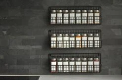 Friendly Kitchen Ophangbaar Kruidenrek - 4 Kruidenrekjes Voor Totaal 32 Kruidenpotjes - Spice Rack - Staal - Zwart -Thuisopslag 1200x786 1