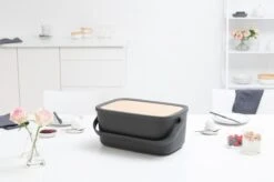 Brabantia Nic Broodtrommel - Met Bamboe Deksel - Dark Grey 25 Brabantia Nic Broodtrommel - Met Bamboe Deksel - Dark Grey -Thuisopslag 1200x799 3