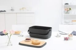 Brabantia Nic Broodtrommel - Met Bamboe Deksel - Dark Grey 29 Brabantia Nic Broodtrommel - Met Bamboe Deksel - Dark Grey -Thuisopslag 1200x799 6